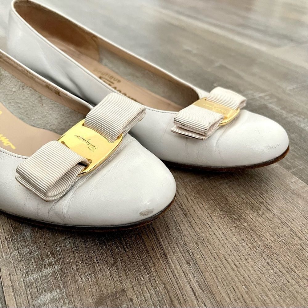SALVATORE FERRAGAMO white leather shoes with bow detail - Picture 2 of 7
